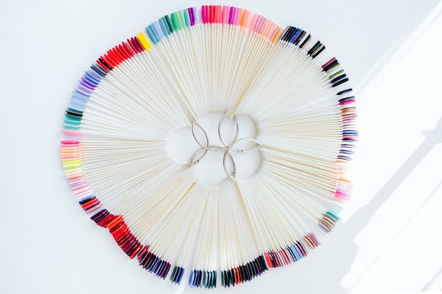 zestaw kolorowych nici